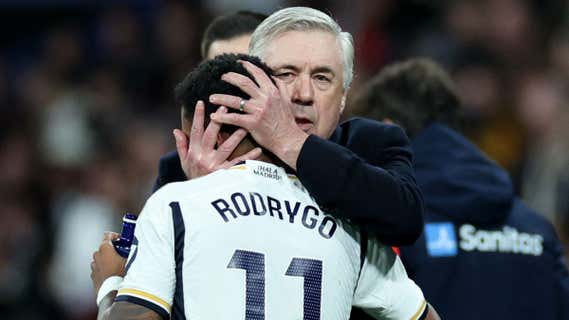 Ancelotti abraza a Rodrygo en el partido ante el Girona. /REUTERS