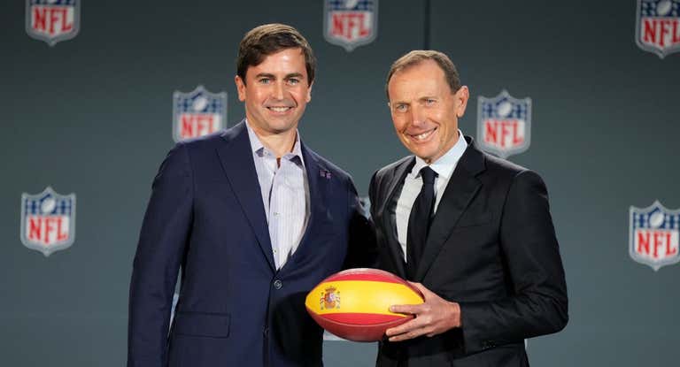 El vicepresidente de la NFL Peter O'Reilly y el director de relaciones institucionales del Real Madrid, Emilio Butragueño.