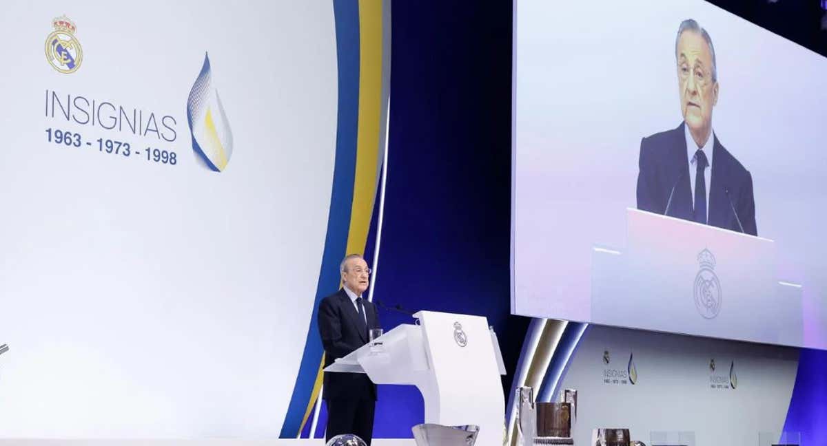 Florentino Pérez se dirige a los socios del Real Madrid que recibieron la insignia este sábado.