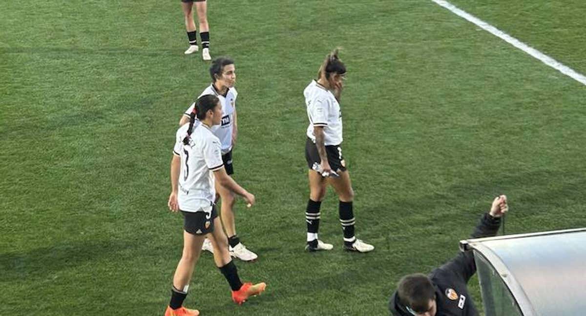 Las jugadoras del Valencia, hundidas tras la derrota./