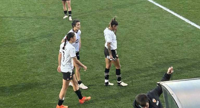 Las jugadoras del Valencia, hundidas tras la derrota.
