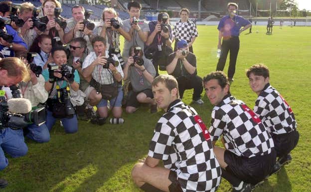 Jarno Trulli posa con Pedro Martínez de la Rosa y Giancarlo Fisichella antes de un partido benéfico de fútbol.  EPA