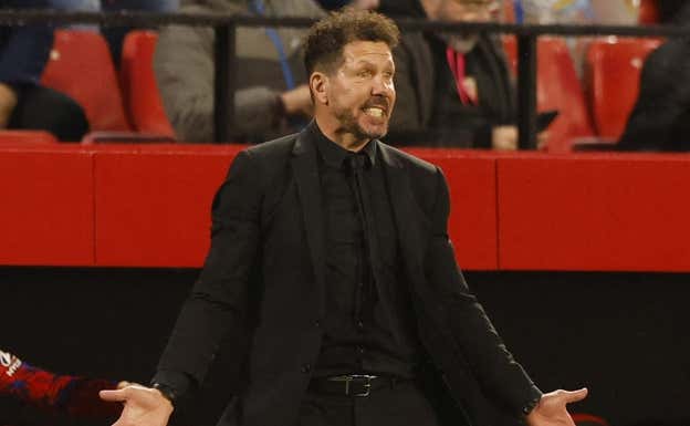 Simeone se queja de una acción durante el partido.  REUTERS