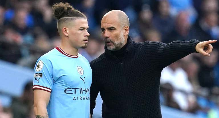 Kalvin Phillips y Pep Guardiola.