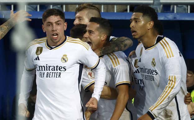Lucas celebra su gol al Alavés junto a sus compañeros. Agencias