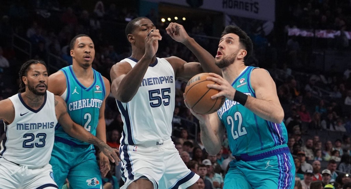 Micic, en su debut con los Hornets.