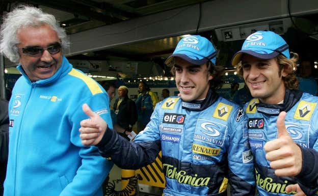 Fernando Alonso y Jarno Trulli posan con Flavio Briatore en Bélgica, durante un Gran Premio del año 2004. Reuters