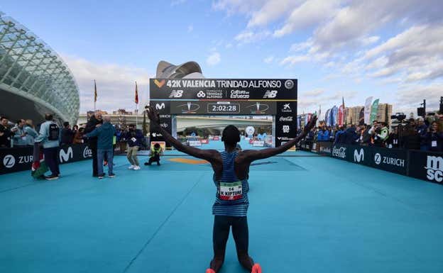 Kiptum, tras participar en el Maratón de Valencia.  EFE