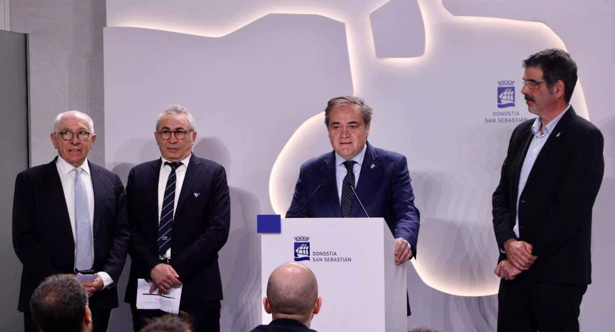 Jokin Aperribay, junto al alcalde de Donostia, Eneko Goia, el alcalde de Bayona, Jean-René Etchegaray y el presidente del Aviron, Philippe Tayeb. /Ayuntamiento SS