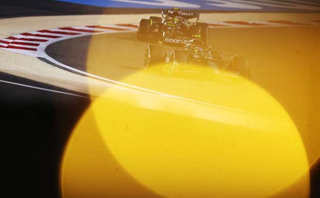 Lewis Hamilton y Fernando Alonso, durante el GP de Baréin 2023 de F1. Aston Martin