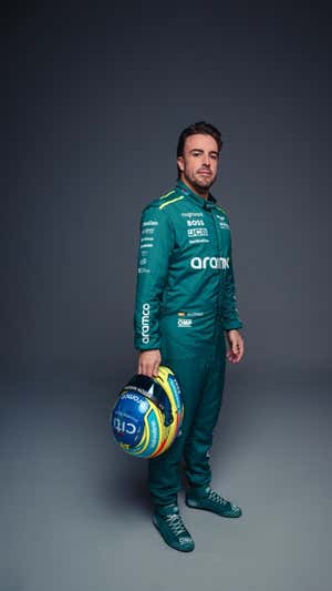 Fernando Alonso con el nuevo mono de Aston Martin para la F1 2024.  Aston Martin F1