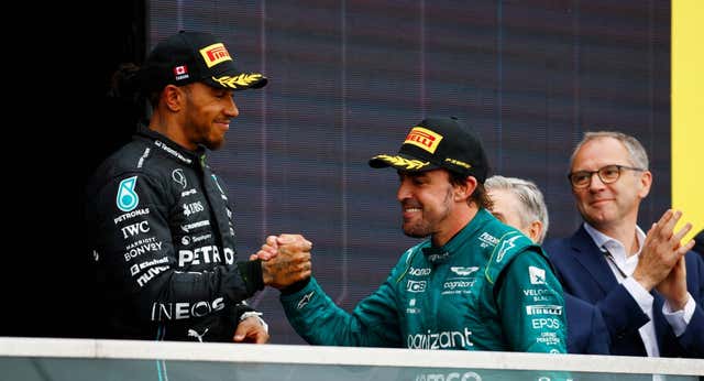 Todos los dardos de Alonso a Hamilton en los últimos 12 meses