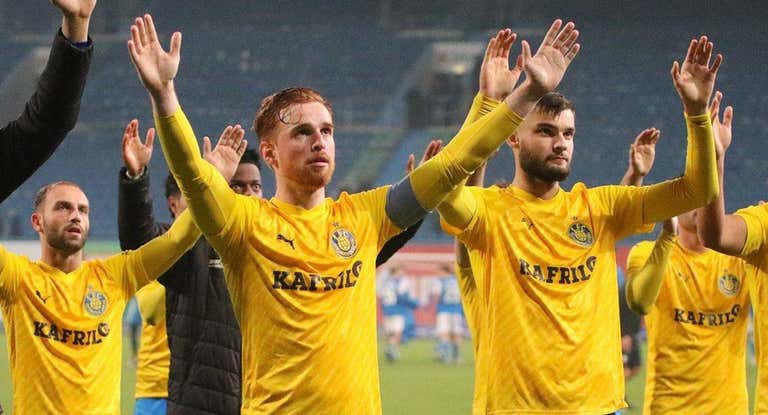 Jugadores del Lokomotive Leipzig celebran con su afición.
