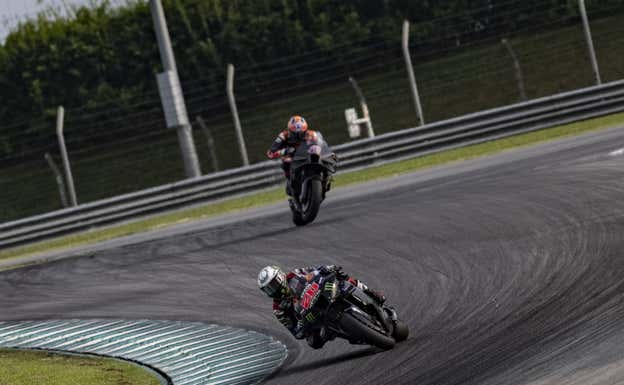 Fabio Quartararo, con la Yamaha, por delante de una KTM en Sepang.  EP
