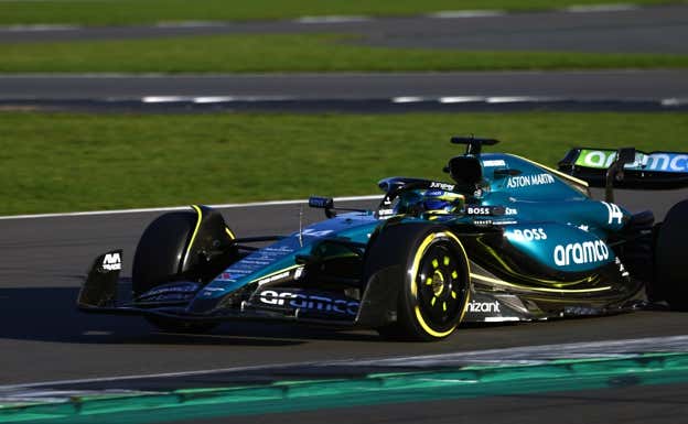 Fernando Alonso, al volante del nuevo AMR24 durante sus primeros 100 km de shakedown.  Aston Martin F1