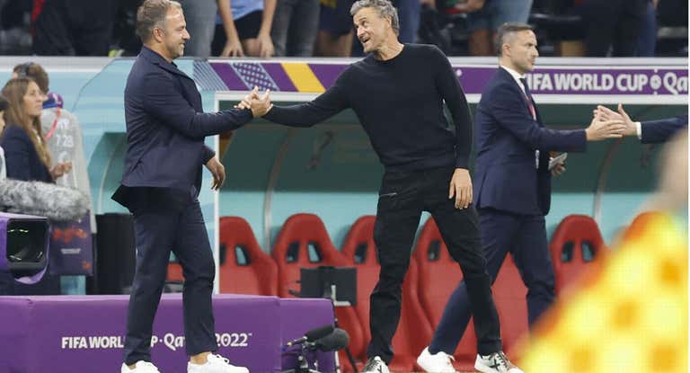 Hansi Flick saludando a Luis Enrique durante el Mundial de Qatar.