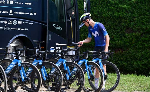 Gonzalo Serrano, junto al autobús del equipo Movistar. Getty