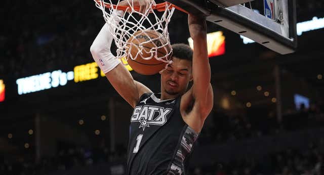 Victor Wembanyama explota en Toronto con un triple-doble directo a los libros de historia