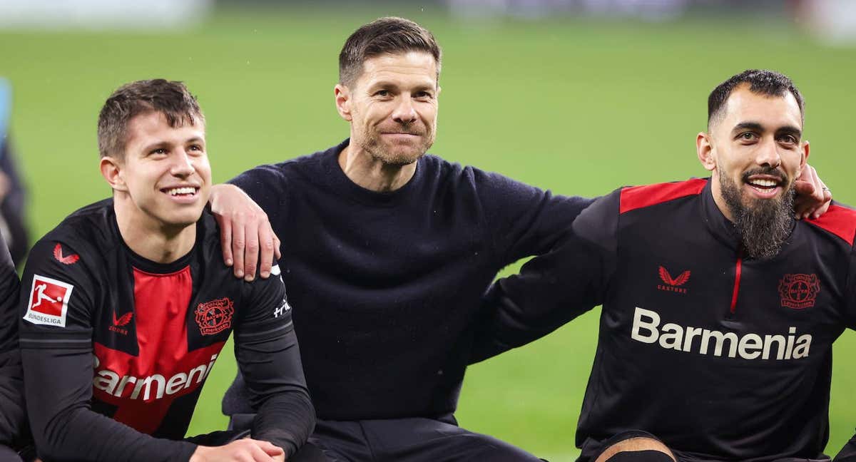 Xabi Alonso celebra junto a sus futbolistas la victoria contra el Bayern./REUTERS