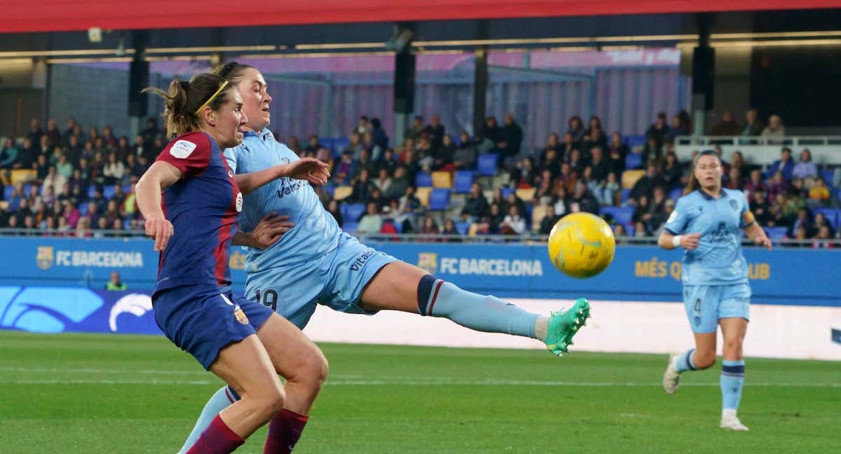Mariona y Mendoza luchan por un balón.