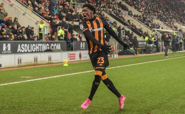 Jaden Philogene celebra su jugada en el gol del Hull City. @HullCity