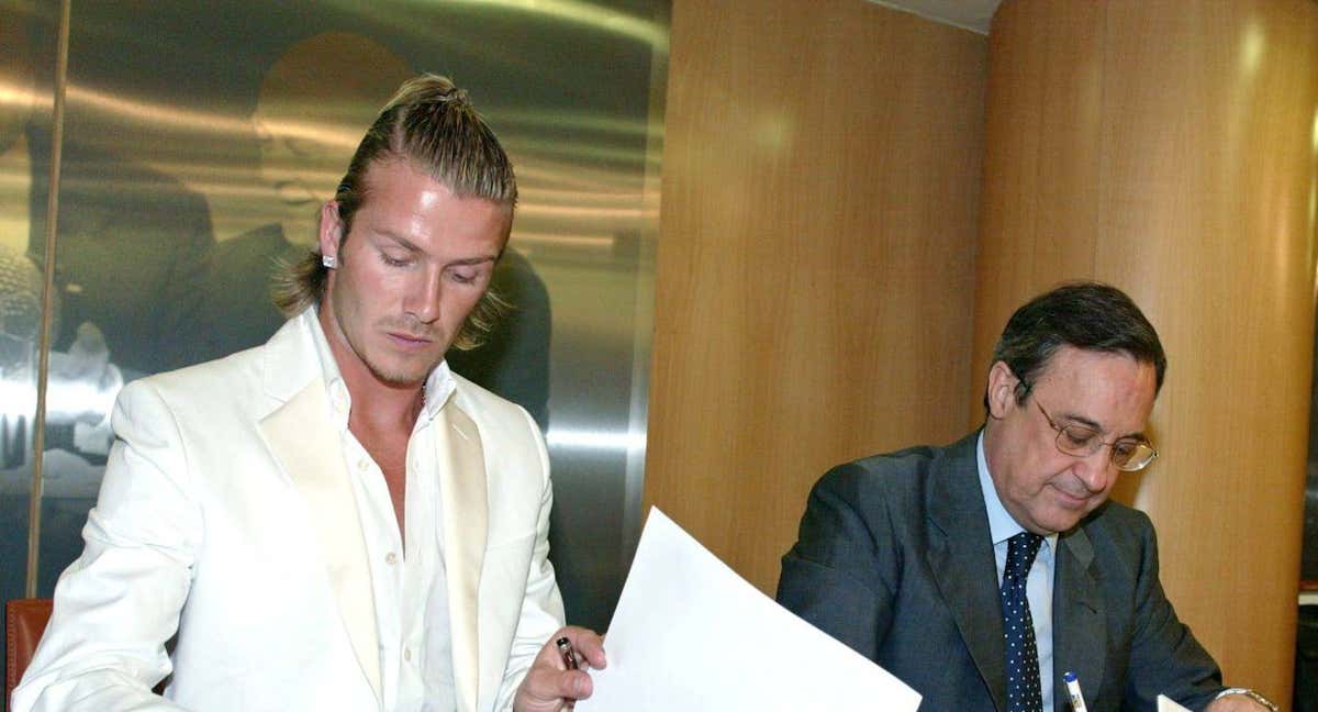 David Beckham, junto a Florentino Pérez, durante la firma de su contrato con el Real Madrid en 2003. /EFE/Real Madrid