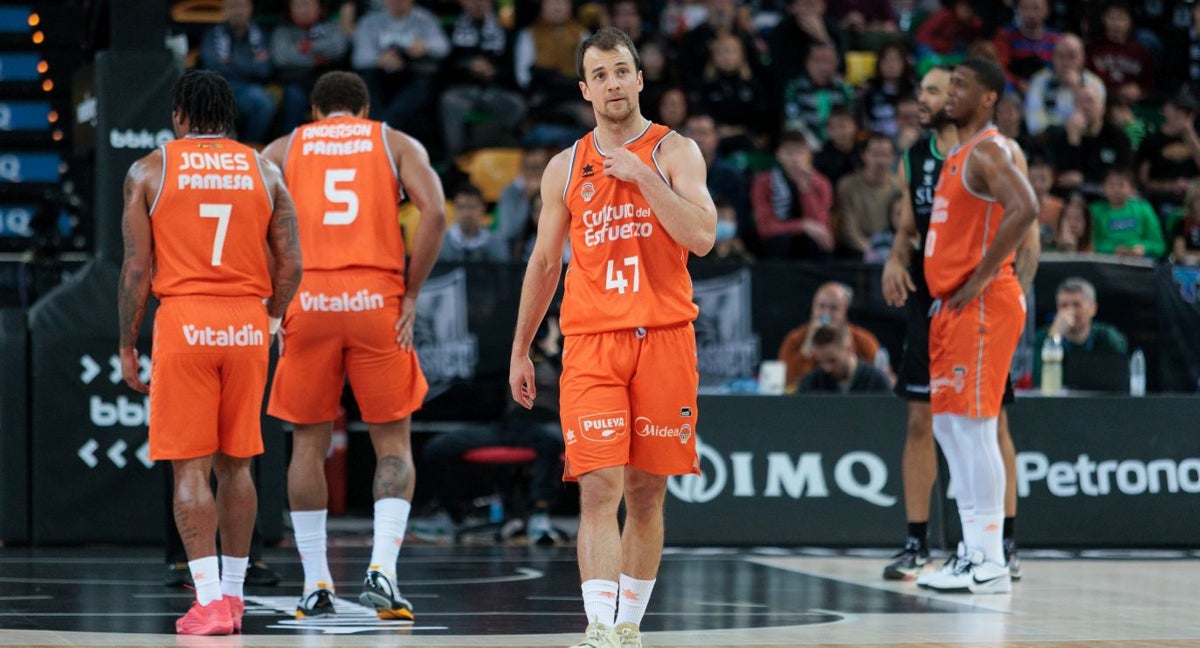 Kevin Pangos celebra una canasta con el Valencia Basket.