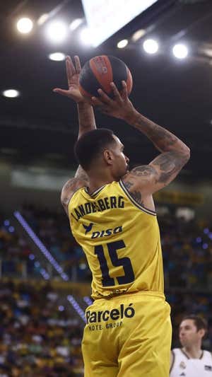 Landesberg lanza a canasta.  ACB Media
