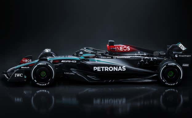 El nuevo Mercedes W15 para la F1 2024 en una vista lateral.  Mercedes-AMG