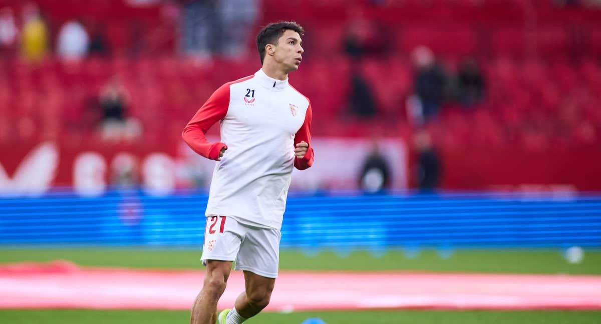 Oliver Torres realiza ejercicios de calentamiento antes de un partido.