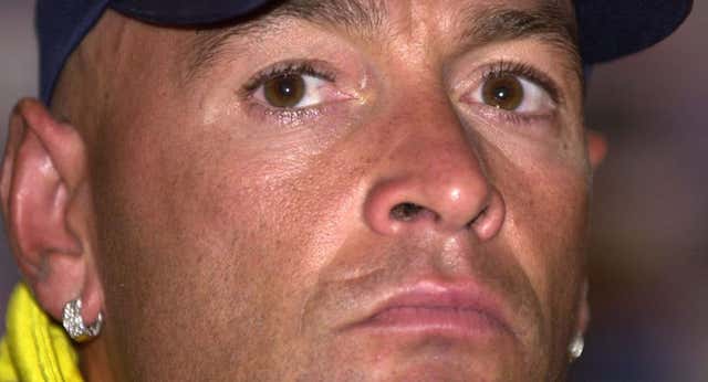 El día que Marco Pantani regaló uno de sus famosos pendientes… ¡en Mestalla!