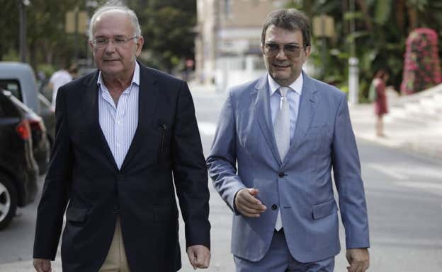 Jamal Satli, a la derecha, tras una reunión con el alcalde de Málaga en 2019.  SUR