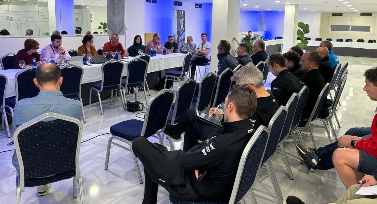 Imagen del cónclave de organizadores, equipos y directores que posibilitó la disputa de la Vuelta a Andalucía sobre tres etapas. /DEPORINTER