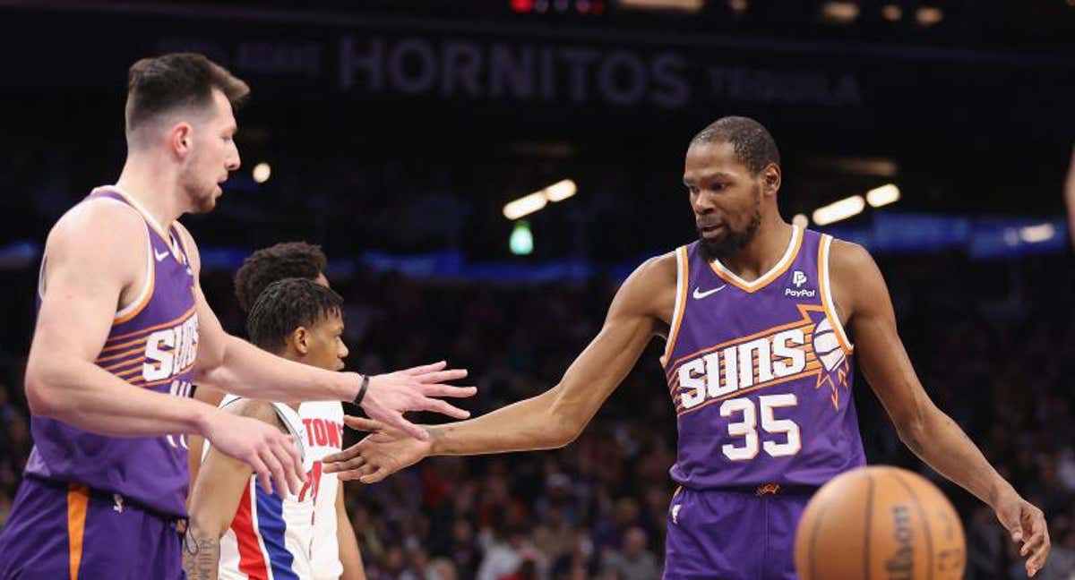 Kevin Durant y Drew Eubanks en el partido de ayer. /AFP