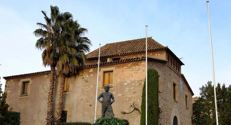 La Masia de Can Planes, actualmente, junto a las obras del Camp Nou.