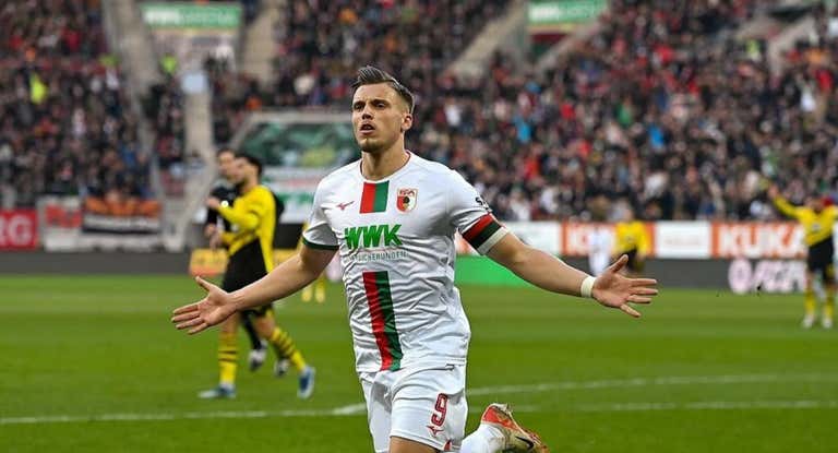 Demirovic celebrando un gol ante el Dortmund