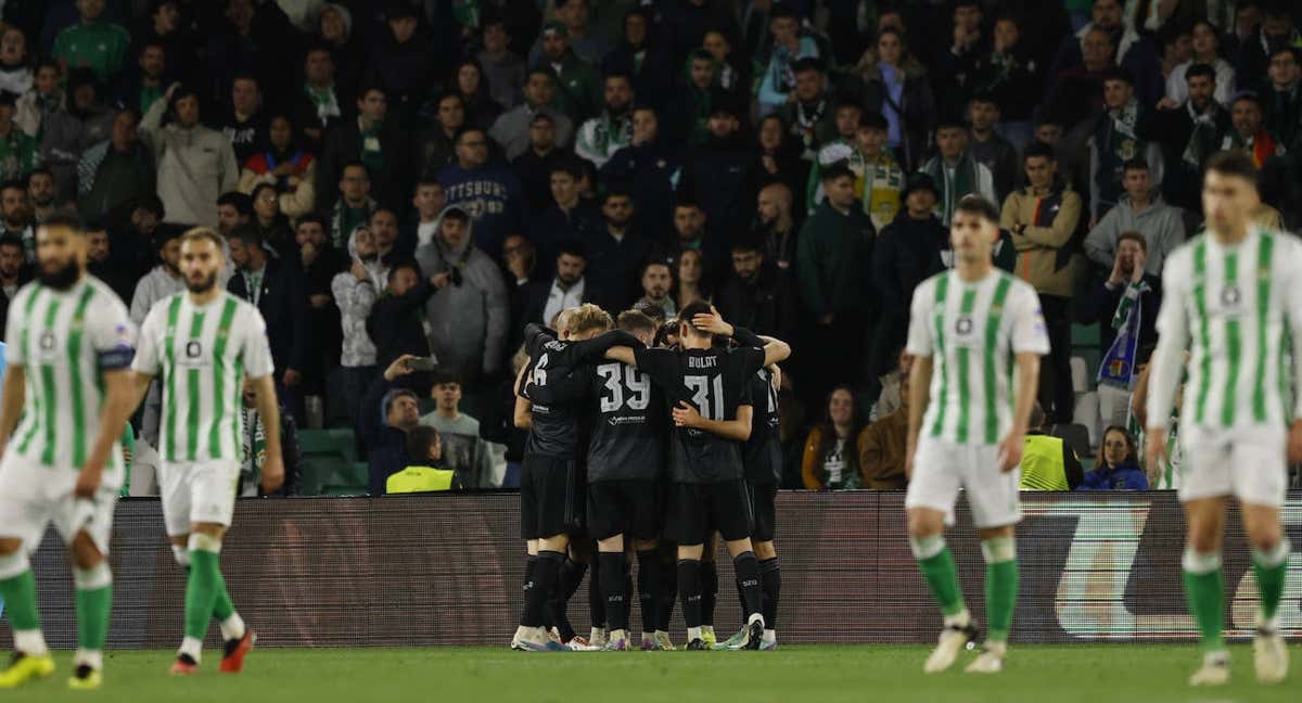 Los jugadores del Dinamo Zagreb celebran el gol de Petkovic.
