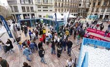 Música, cámaras, tiros a canasta, sorteos... La fiesta del baloncesto inunda las calles de Málaga