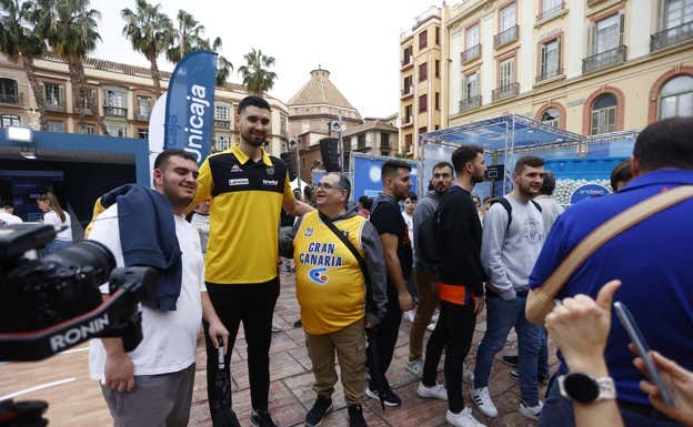 Jugadores de los distintos equipos se han ido pasando por la Fan Zone.  ACB PHOTO/E. COBOS