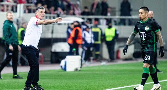 Mendilibar debuta con victoria y acerca a Olympiacos a los octavos de la Conference League