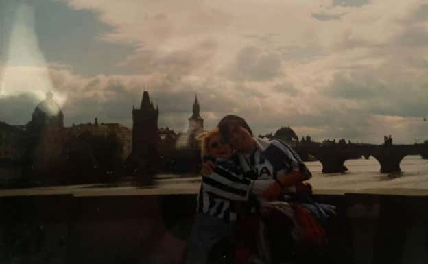 Nekane y Maider, hace 25 años en Praga.  Relevo