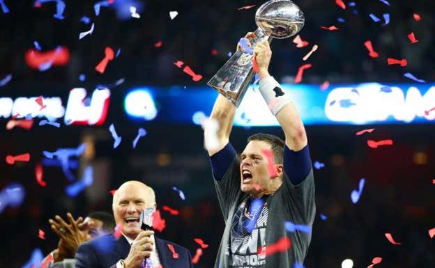 Tom Brady levantando su quinto anillo.  Reuters