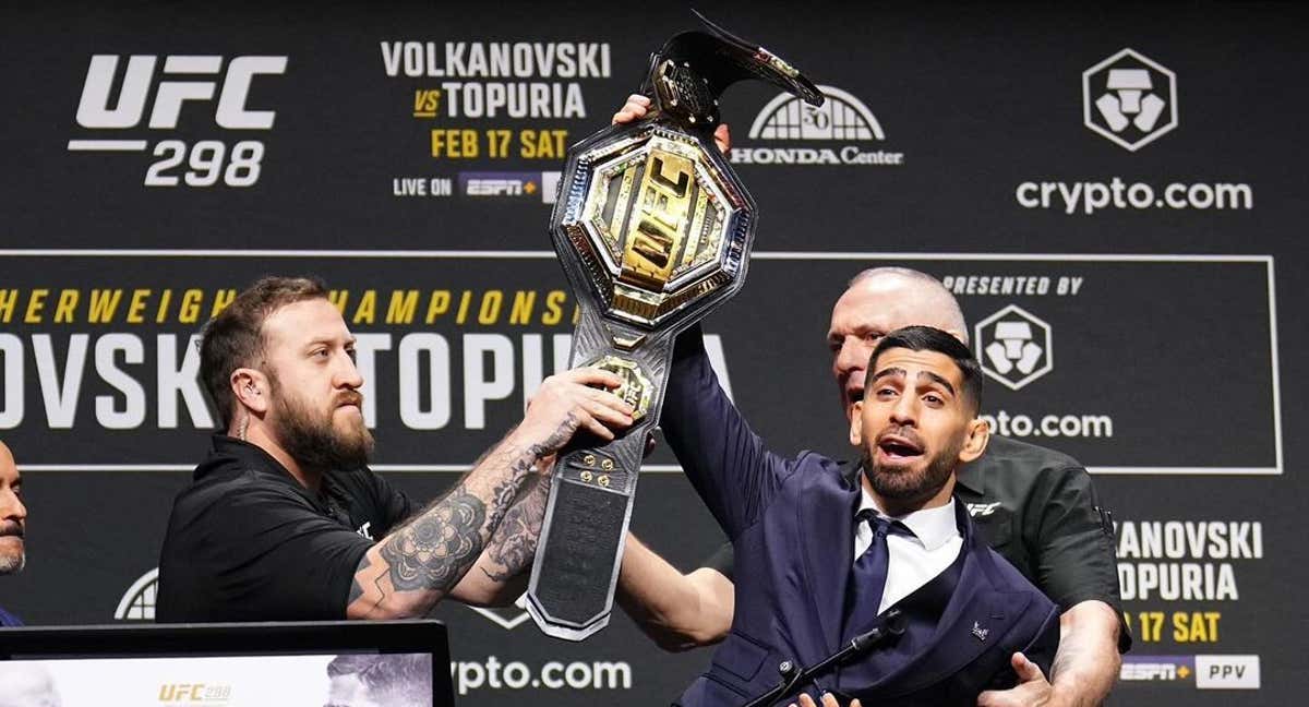 Ilia Topuria alza el Campeonato de la UFC del peso pluma tras quitárselo a Volkanovski en la conferencia de prensa.