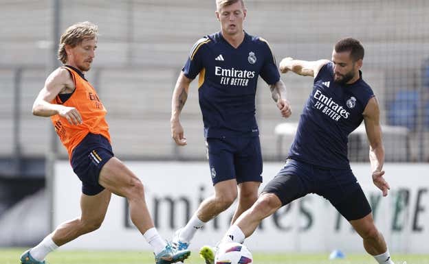 Modric, con Kroos y Nacho en un entrenamiento.  GETTY
