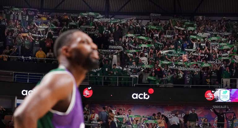 La afición de Unicaja, durante el duelo ante Lenovo Tenerife.