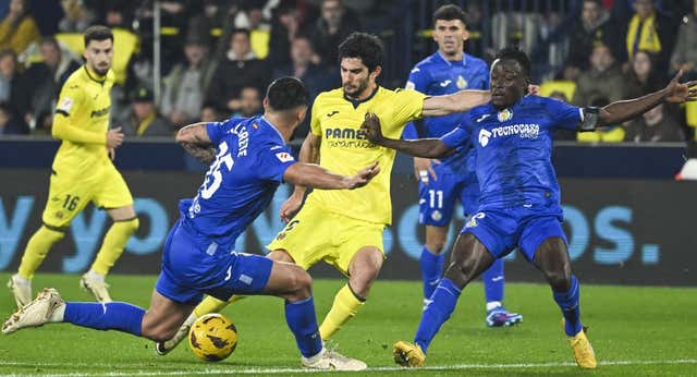 David Soria mantiene al Villarreal estancado