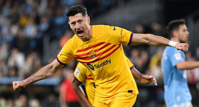 Lewandowski frena la caída del Barça