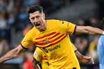 Lewandowski frena la caída del Barça