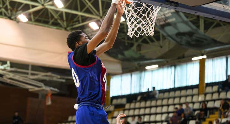 Mohamed Dabone machaca en la Minicopa ACB.