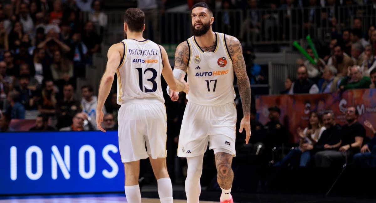 Vincent Poirier y Sergio Rodríguez celebran una canasta del conjunto blanco.
